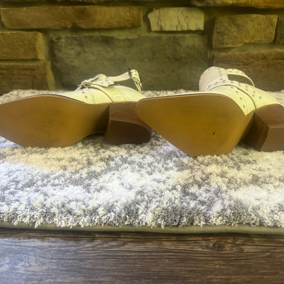 A Rider Girl - Picture 2 of 4